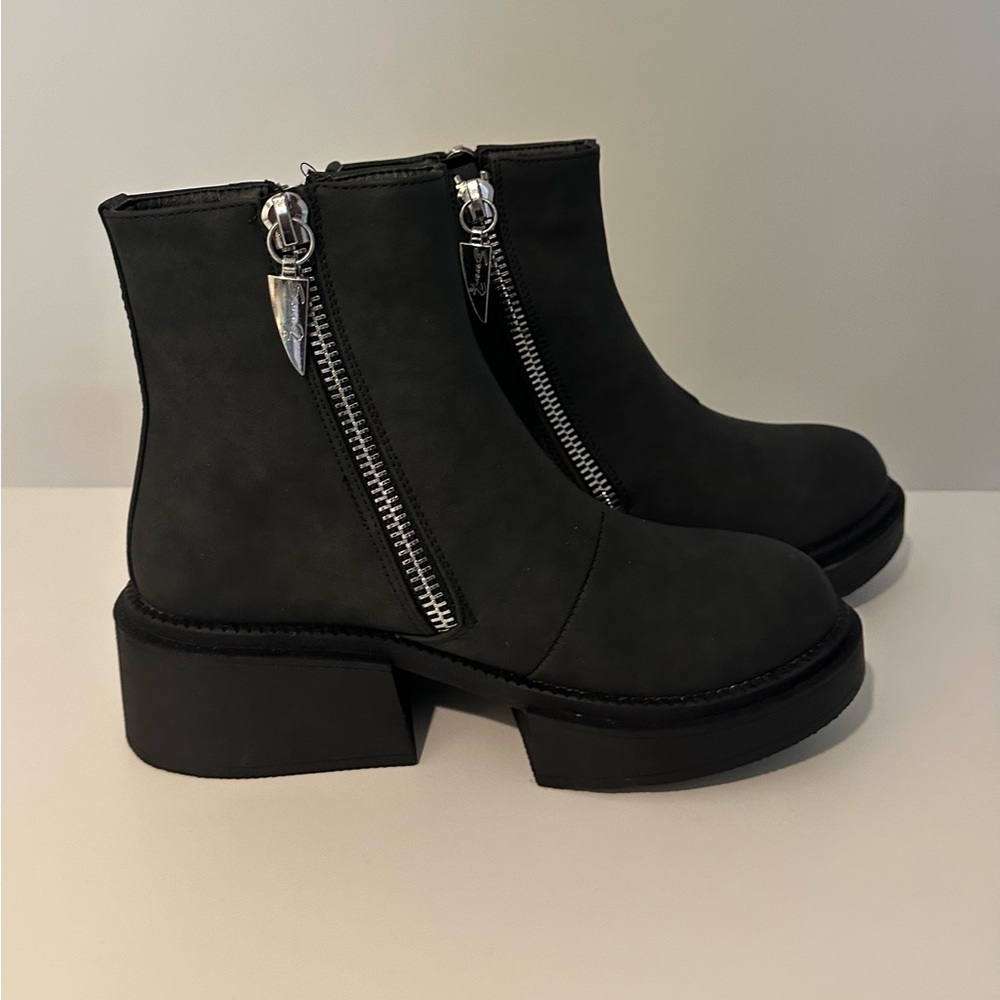 Seven7 Black double zipper boots